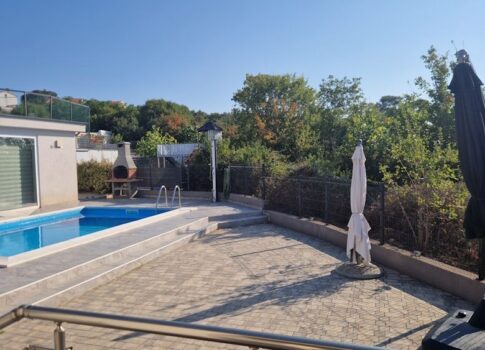 KRK SZIGET, KRK VÁROSA (KÖRNYÉKE) - Apartman egy házban, medencével