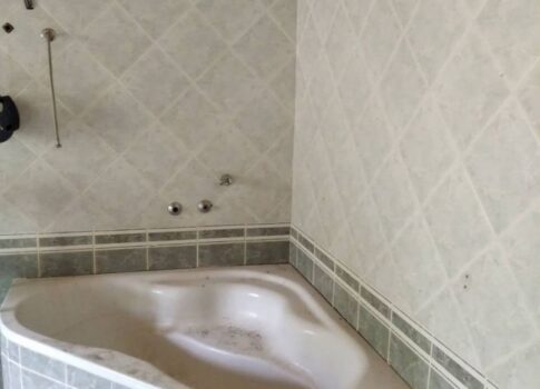 CRIKVENICA, DRIVENIK - Ház a tó közelében, 3850 m2-es kerttel