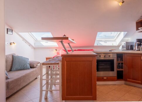 ISZTRIA, ROVINJ - Luxus és bútorozott apartman, első sor a tenger felé