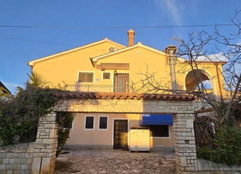 ISZTRIA, NOVIGRAD - Étterem lakóegységgel, 550 m-re az első strandtól, kilátással a tengerre