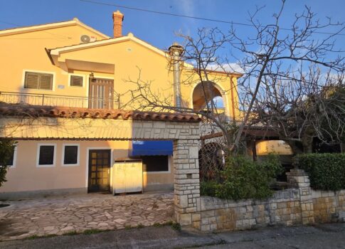 ISZTRIA, NOVIGRAD - Étterem lakóegységgel, 550 m-re az első strandtól, kilátással a tengerre