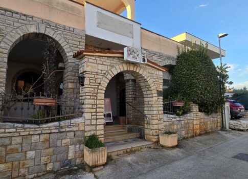 ISZTRIA, NOVIGRAD - Étterem lakóegységgel, 550 m-re az első strandtól, kilátással a tengerre