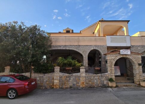 ISZTRIA, NOVIGRAD - Étterem lakóegységgel, 550 m-re az első strandtól, kilátással a tengerre