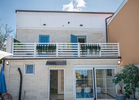 ISZTRIA, POREČ - Újonnan átalakított kőház medencével