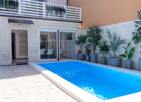 ISZTRIA, POREČ - Újonnan átalakított kőház medencével