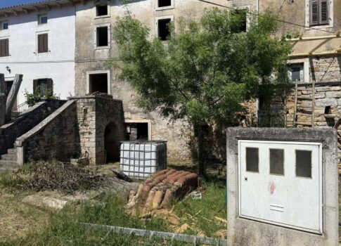 ISZTRIA, GROŽNJAN - Autentikus isztriai ház további építési telekkel