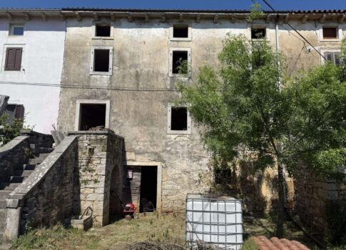 ISZTRIA, GROŽNJAN - Autentikus isztriai ház további építési telekkel