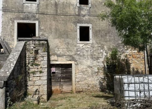 ISZTRIA, GROŽNJAN - Autentikus isztriai ház további építési telekkel