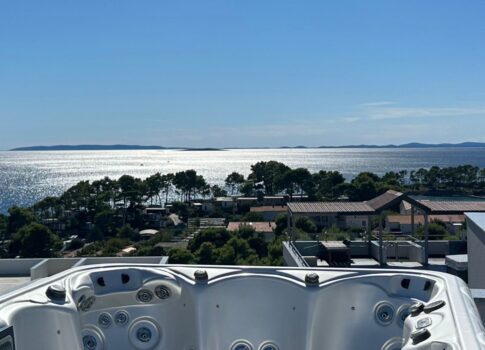 RAB SZIGETE, BANJOL - Luxus PENTHOUSE 360°-OS PANORAMÁVAL