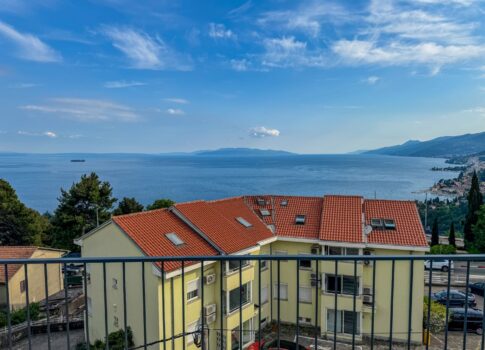OPATIJA, PAVLOVAC - kétszintes lakás 132 m2-es tetőterasszal egy új épületben, Opatija közelében, kilátással a tengerre