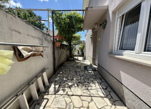 CRIKVENICA - Ház a központban 80 méterre a tengertől! Lehetőség!