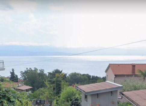 OPATIJA, IKA - 63 m2-es apartman, nappali + 1 hálószoba, 2. emelet, tengerre néző kilátással és nagy terasszal + kerttel, kb. 125 m2