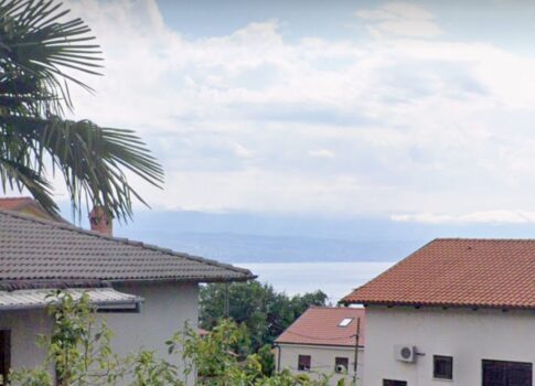 OPATIJA, IKA - 63 m2-es apartman, nappali + 1 hálószoba, 2. emelet, tengerre néző kilátással és nagy terasszal + kerttel, kb. 125 m2