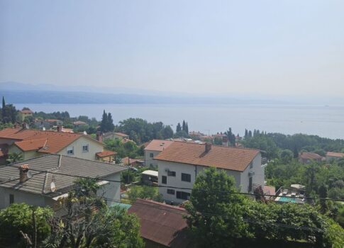 OPATIJA, IKA - 63 m2-es apartman, nappali + 1 hálószoba, 2. emelet, tengerre néző kilátással és nagy terasszal + kerttel, kb. 125 m2