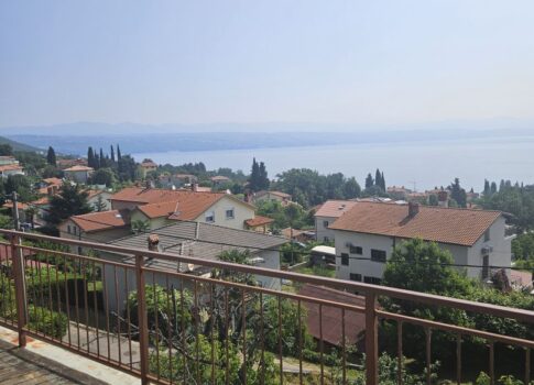 OPATIJA, IKA - 63 m2-es apartman, nappali + 1 hálószoba, 2. emelet, tengerre néző kilátással és nagy terasszal + kerttel, kb. 125 m2