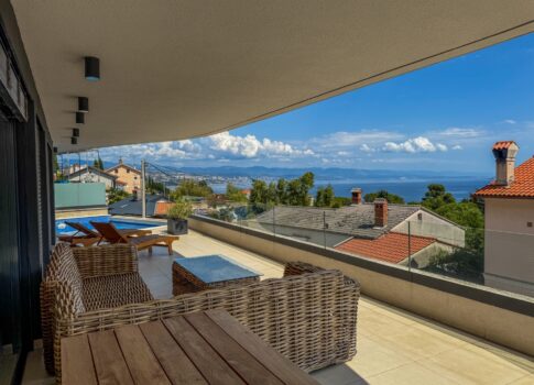 OPATIJA, KÖZPONT - modern apartman saját medencével, nagy terasszal és kilátással a tengerre Abbázia kellős közepén