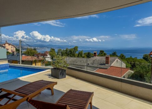 OPATIJA, KÖZPONT - modern apartman saját medencével, nagy terasszal és kilátással a tengerre Abbázia kellős közepén