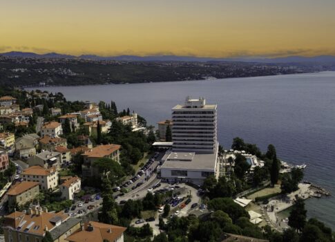 OPATIJA, KÖZPONT - Gyönyörű modern ház külön bejárattal, igényes kerttel és tengerre néző kilátással