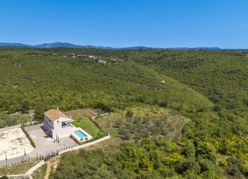 ISZTRIA, LABIN - Modern tervezésű ház medencével a falu szélén