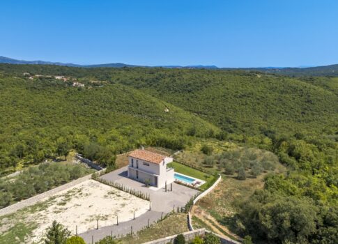 ISZTRIA, LABIN - Modern tervezésű ház medencével a falu szélén