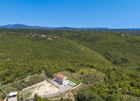 ISZTRIA, LABIN - Modern tervezésű ház medencével a falu szélén