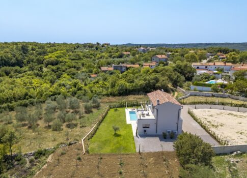 ISZTRIA, LABIN - Modern tervezésű ház medencével a falu szélén