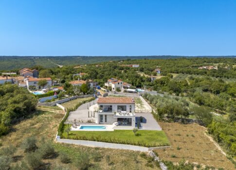 ISZTRIA, LABIN - Modern tervezésű ház medencével a falu szélén