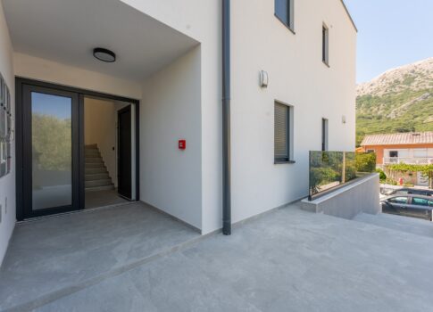 KRK SZIGET, BAŠKA (környéke) - 2 szobás lakás egy új épületben terasszal és 2 parkolóhellyel