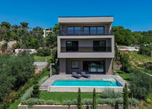 ISZTRIA, MEDULIN - Lenyűgöző villa az erdő mellett, tengerre néző kilátással!