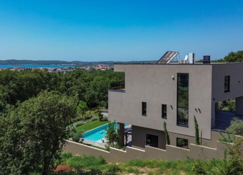 ISZTRIA, MEDULIN - Lenyűgöző villa az erdő mellett, tengerre néző kilátással!