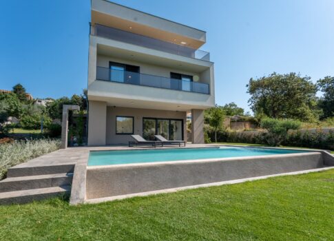 ISZTRIA, MEDULIN - Lenyűgöző villa az erdő mellett, tengerre néző kilátással!