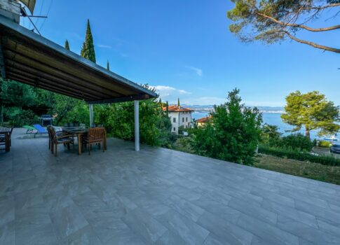 OPATIJA, IČIĆI - apartman csodálatos terasszal, második sorban a tengertől, kiváló állapotban, kilátással, parkolóval