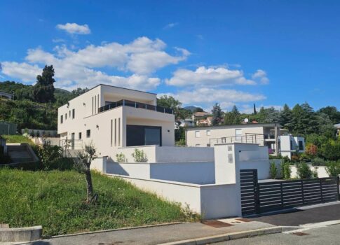 OPATIJA, LOVRAN - luxusvilla két lakóegységgel és medencével, 300 méterre a tengertől