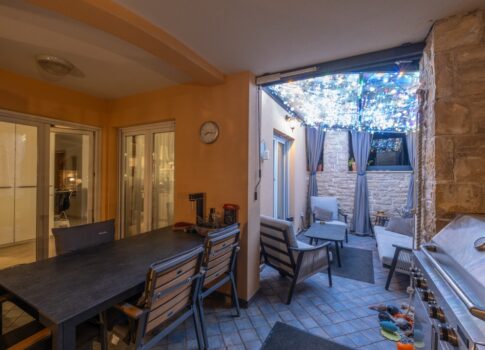 ISZTRIA, MEDULIN - Két hálószobás apartman kerttel és terasszal, mindössze 200 méterre a tengertől