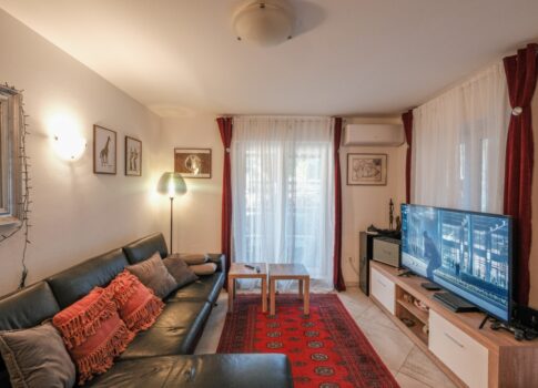 ISZTRIA, MEDULIN - Két hálószobás apartman kerttel és terasszal, mindössze 200 méterre a tengertől