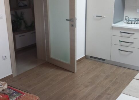 VIŠKOVO, KÖZPONT - 76m2-es lakás, új építésű, nappali + 2 hálószoba, fedett parkoló - KIVÁLÓ ÁLLAPOTBAN!!!