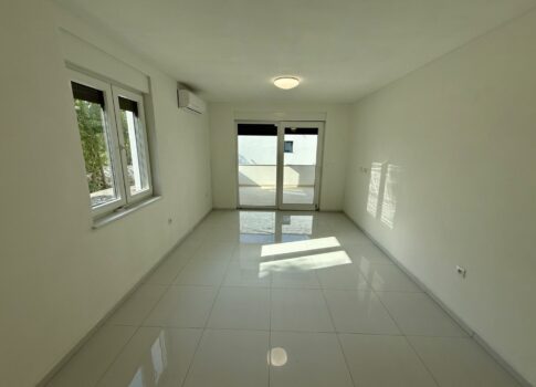 NOVI VINODOLSKI - Lakás új épületben kerttel!