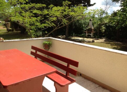 ISZTRIA, POREČ - Családi ház garázzsal, tágas építési telken!