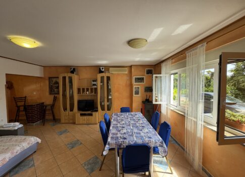 OPATIJA, MOŠĆENIČKA DRAGA - teraszos apartman a földszinten, 4 perc sétára a strandtól, GARÁZSSAL!