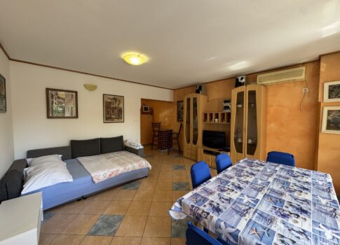 OPATIJA, MOŠĆENIČKA DRAGA - teraszos apartman a földszinten, 4 perc sétára a strandtól, GARÁZSSAL!