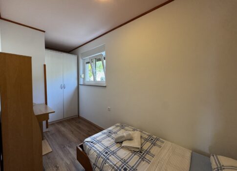 OPATIJA, MOŠĆENIČKA DRAGA - teraszos apartman a földszinten, 4 perc sétára a strandtól, GARÁZSSAL!