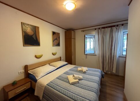 OPATIJA, MOŠĆENIČKA DRAGA - teraszos apartman a földszinten, 4 perc sétára a strandtól, GARÁZSSAL!