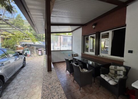 OPATIJA, MOŠĆENIČKA DRAGA - teraszos apartman a földszinten, 4 perc sétára a strandtól, GARÁZSSAL!