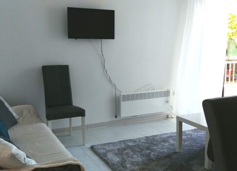 KRK SZIGET, KRK VÁROS - Ideális földszinti apartman parkolóval