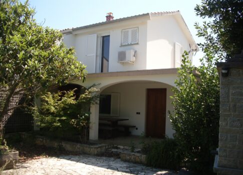 KRK SZIGET, SOLINE-ÖBÖL (KÖRNYÉKE) - Ház kerttel és garázzsal