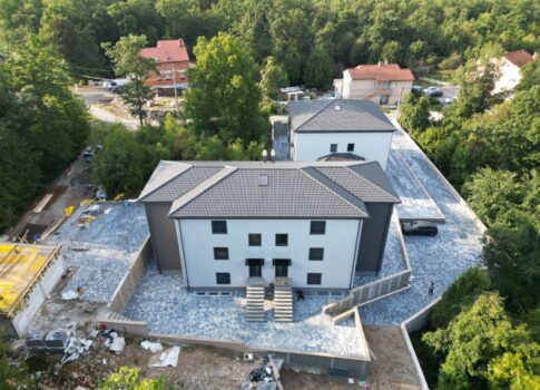 MATULJI, JUŠIĆI, JURDANI - 84m2-es lakás egy új épületben nappalival + 2 hálószobával és kerttel