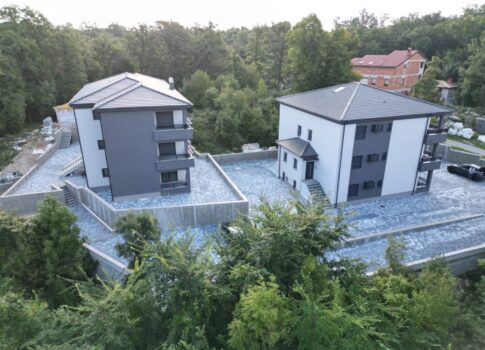 MATULJI, JUŠIĆI, JURDANI - 84m2-es lakás egy új épületben nappalival + 2 hálószobával és kerttel