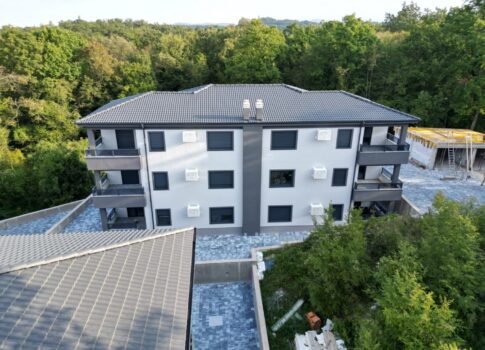 MATULJI, JUŠIĆI, JURDANI - földszinti lakás 84,06 m2, új épületben, DB+2 hálószobával, kerttel