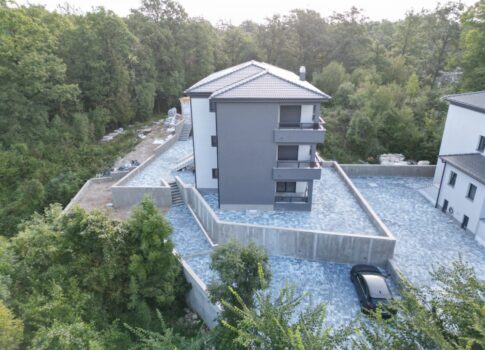 MATULJI, JUŠIĆI, JURDANI - földszinti lakás 84,06 m2, új épületben, DB+2 hálószobával, kerttel