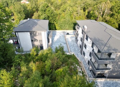 MATULJI, JUŠIĆI, JURDANI - földszinti lakás 84,06 m2, új épületben, DB+2 hálószobával, kerttel